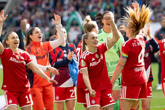 Freuen sich ueber den Pokal-Sieg, v.l.n.re. Katharina NASCHENWENG (M 19), Sarah ZADRAZIL (M 25), Georgia STANWAY (M 31), Glodis Perla VIGGOSDOTTIR (M 4). Freude, Lachen, Jubel. DFB-Pokal der Frauen Finale 2026, VfL Wolfsburg (WOB) - FC Bayern Muenchen (M), Endstand 0:4, am 14.05.2026 in Koeln Deutschland. DFB regulations prohibit any use of photographs as image sequences and or quasi-video Â