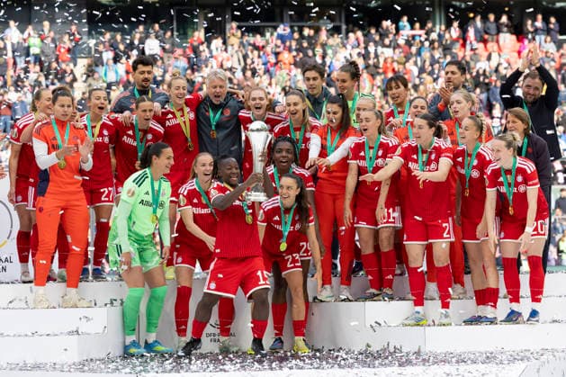 Bernadette AMANI (M 15) hat den Pokal in ihren Haenden, das Team feiert mit, Freude, Jubel, Lachen. DFB-Pokal der Frauen Finale 2026, VfL Wolfsburg (WOB) - FC Bayern Muenchen (M), Endstand 0:4, am 14.05.2026 in Koeln Deutschland. DFB regulations prohibit any use of photographs as image sequences and or quasi-video Â