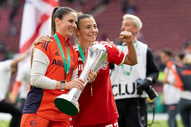 Arianna CARUSO (M 27, li.) und Arianna CARUSO (M 27, re.) mit dem Pokal in der Hand. Freude, Lachen, Jubel. DFB-Pokal der Frauen Finale 2026, VfL Wolfsburg (WOB) - FC Bayern Muenchen (M), Endstand 0:4, am 14.05.2026 in Koeln Deutschland. DFB regulations prohibit any use of photographs as image sequences and or quasi-video Â