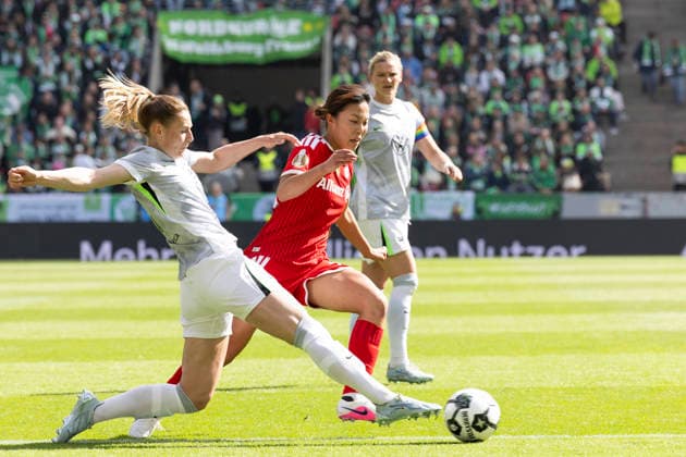 Momoko TANIKAWA (M 18, re.) am Ball im Zweikampf gegen Sarai LINDER (WOB 39, li.), Aktion. DFB-Pokal der Frauen Finale 2026, VfL Wolfsburg (WOB) - FC Bayern Muenchen (M), Endstand 0:4, am 14.05.2026 in Koeln Deutschland. DFB regulations prohibit any use of photographs as image sequences and or quasi-video Â