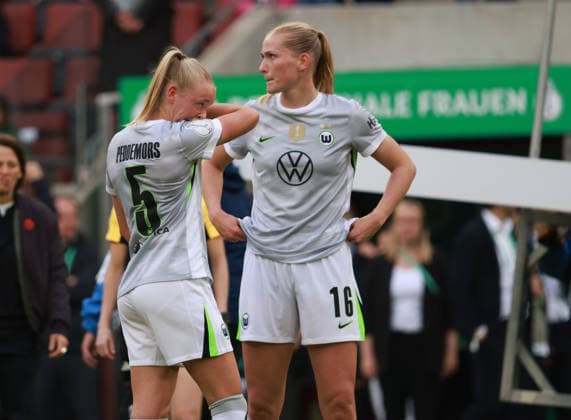 Ella Peddemors (Wolfsburg) und Camilla Küver (Wolfsburg) nach der Niederlage, Frauen DFB Pokal Finale, VfL Wolfsburg vs FC Bayern München, Köln, Deutschland, 14.05.2026.