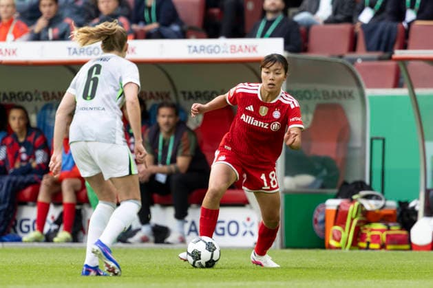 Momoko TANIKAWA (M 18, re.) am Ball im Zweikampf gegen Janina MINGE (WOB 6, li.), Aktion. DFB-Pokal der Frauen Finale 2026, VfL Wolfsburg (WOB) - FC Bayern Muenchen (M), Endstand 0:4, am 14.05.2026 in Koeln Deutschland. DFB regulations prohibit any use of photographs as image sequences and or quasi-video Â