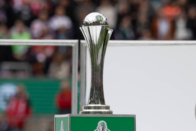 Der DFB-Pokal der Frauen. Auf einem Podest stehend. DFB-Pokal der Frauen Finale 2026, VfL Wolfsburg (WOB) - FC Bayern Muenchen (M), Endstand 0:4, am 14.05.2026 in Koeln Deutschland. DFB regulations prohibit any use of photographs as image sequences and or quasi-video Â