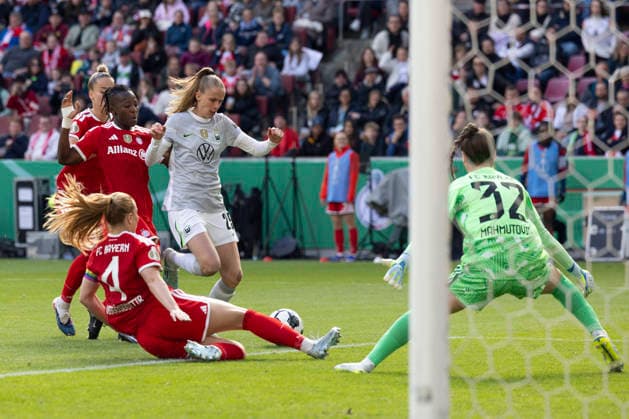 Vivien ENDEMANN (WOB 25, mi.) am Ball im Zweikampf gegen Glodis Perla VIGGOSDOTTIR (M 4, li.) und Bernadette AMANI (M 15, mi.), im Tor Torhueterin Ena MAHMUTOVIC (M 32, re.). Aktion. DFB-Pokal der Frauen Finale 2026, VfL Wolfsburg (WOB) - FC Bayern Muenchen (M), Endstand 0:4, am 14.05.2026 in Koeln Deutschland. DFB regulations prohibit any use of photographs as image sequences and or quasi-video Â