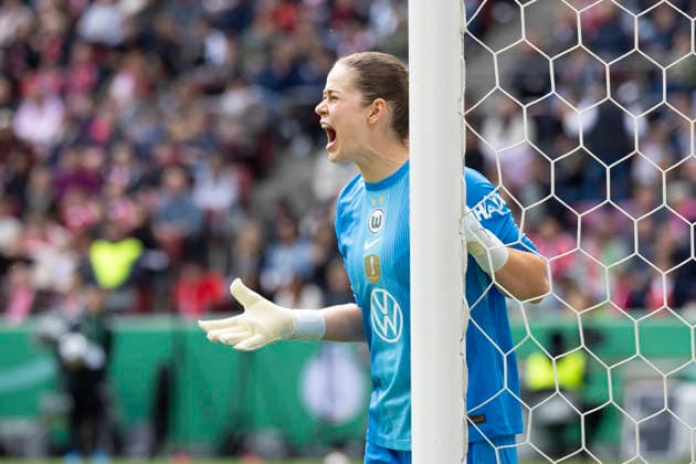 Torhueterin Stina JOHANNES (WOB 1, mi.) ruft Anweisungen, energisch, am Pfosten stehend, Einzelbild. DFB-Pokal der Frauen Finale 2026, VfL Wolfsburg (WOB) - FC Bayern Muenchen (M), Endstand 0:4, am 14.05.2026 in Koeln Deutschland. DFB regulations prohibit any use of photographs as image sequences and or quasi-video Â