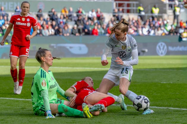 Köln, Deutschland 14. Mai 2025: DFB-Pokal Frauen - 2025 2026 - Finale - VfL Wolfsburg gegen FC Bayern München Im Bild: v. li. im Zweikampf Torhüterin Ena Mahmutovic (FCB) und Vivien Endemann (VfL) DFB regulations prohibit any use of photographs as image sequences and or quasi-video RheinEnergieStadion Nordrhein Westfalen Copyright: xFotostandx xSchäferx