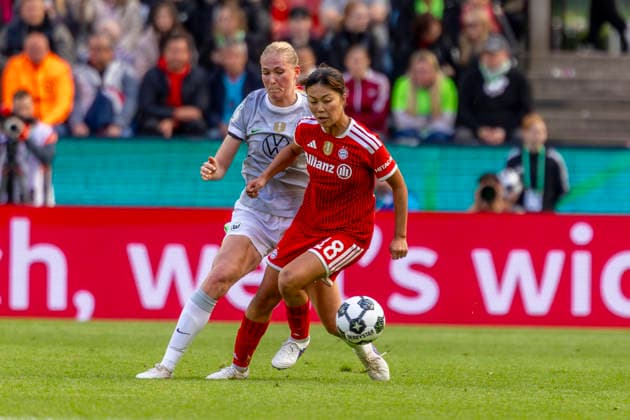 Köln, Deutschland 14. Mai 2025: DFB-Pokal Frauen - 2025 2026 - Finale - VfL Wolfsburg gegen FC Bayern München Im Bild: v. li. im Zweikampf Momoko Tanikawa (FCB) und Camilla Küver Kuever (VfL) DFB regulations prohibit any use of photographs as image sequences and or quasi-video RheinEnergieStadion Nordrhein Westfalen Copyright: xFotostandx xSchäferx