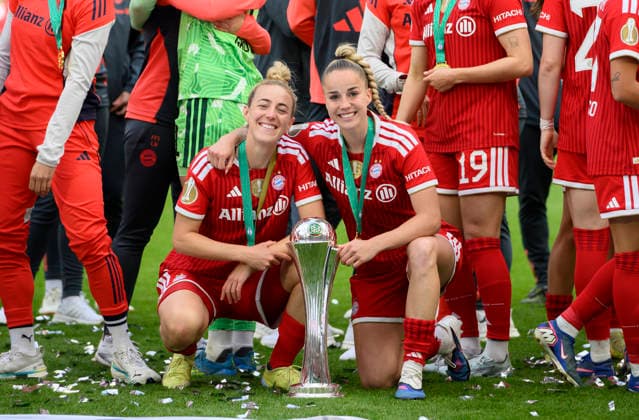 Jubel Carolin SIMON l. (M) und Giulia GWINN (M) mit dem Pokal. DFB-Pokal der Frauen Finale 2026, VfL Wolfsburg (WOB) - FC Bayern Muenchen (M) 0:4, am 14.05.2026 in Koeln Deutschland. DFB regulations prohibit any use of photographs as image sequences and or quasi-video Â