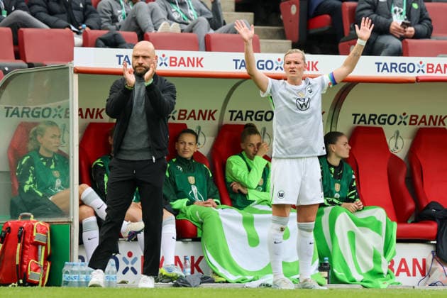 Köln, Deutschland: 14. Mai 2026 - 46. DFB Pokal Finale der Frauen 2026 - VfL Wolfsburg Frauen vs. FC Bayern München Frauen Im Bild: v.li. Cheftrainer Stephan Lerch (VfL) und Alexandra Popp (VfL) Copyright: HMBxMedia MadeleinexFantini