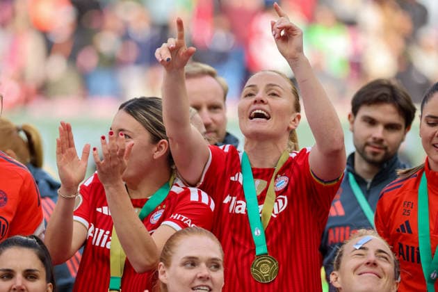 Köln, Deutschland: 14. Mai 2026 - 46. DFB Pokal Finale der Frauen 2026 - VfL Wolfsburg Frauen vs. FC Bayern München Frauen Im Bild: v.li. Barbara Dunst (FCB), Glodis Perla Viggosdottir (FCB) jubeln nach dem gewonnen DFB Pokal Finale in Köln Copyright: HMBxMedia MadeleinexFantini