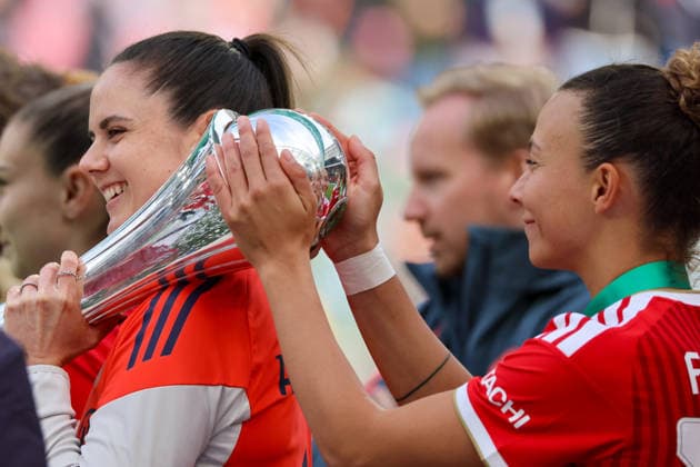 Köln, Deutschland: 14. Mai 2026 - 46. DFB Pokal Finale der Frauen 2026 - VfL Wolfsburg Frauen vs. FC Bayern München Frauen Im Bild: v.li. Sarah Zadrazil (FCB) und Arianna Caruso (FCB) jubeln nach dem gewonnen DFB Pokal Finale in Köln Copyright: HMBxMedia MadeleinexFantini
