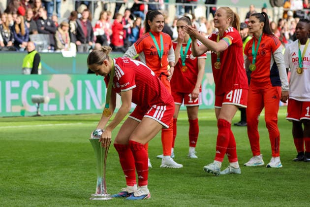 Köln, Deutschland: 14. Mai 2026 - 46. DFB Pokal Finale der Frauen 2026 - VfL Wolfsburg Frauen vs. FC Bayern München Frauen Im Bild: v.li. Klara Bühl Buehl (FCB), Sarah Zadrazil (FCB) und Arianna Caruso (FCB) und Glodis Perla Viggosdottir (FCB) jubeln mit ihren Mannschaftskolleginnen nach dem gewonnen DFB Pokal Finale in Köln Copyright: HMBxMedia MadeleinexFantini