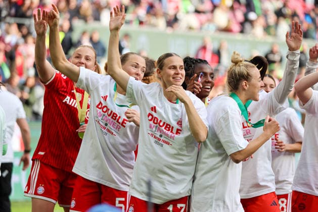 Köln, Deutschland: 14. Mai 2026 - 46. DFB Pokal Finale der Frauen 2026 - VfL Wolfsburg Frauen vs. FC Bayern München Frauen Im Bild: v.li. Glodis Perla Viggosdottir (FCB), Magdalena Eriksson (FCB), Klara Bühl Buehl (FCB), Edna Imade (FCB) und Carolin Simon (FCB) Copyright: HMBxMedia MadeleinexFantini