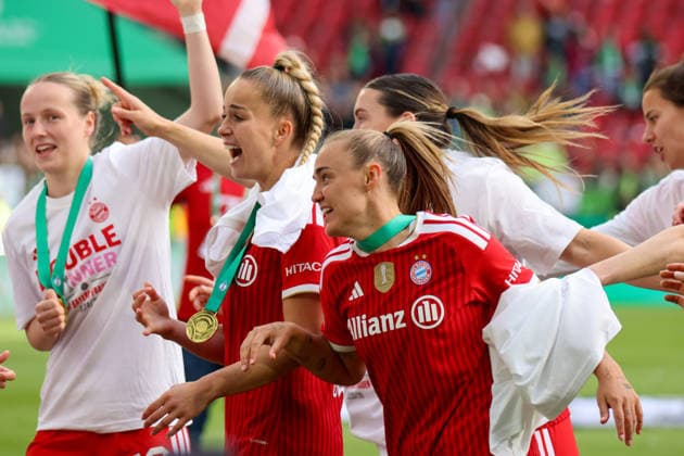 Köln, Deutschland: 14. Mai 2026 - 46. DFB Pokal Finale der Frauen 2026 - VfL Wolfsburg Frauen vs. FC Bayern München Frauen Im Bild: v.li. Franziska Kett (FCB), Giulia Gwinn (FCB) und Georgia Stanway (FCB) Copyright: HMBxMedia MadeleinexFantini