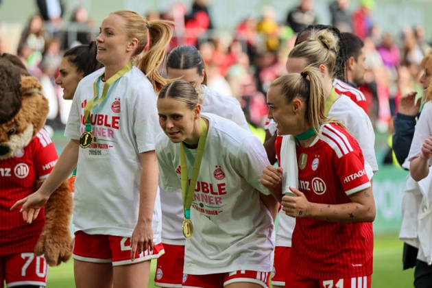 Köln, Deutschland: 14. Mai 2026 - 46. DFB Pokal Finale der Frauen 2026 - VfL Wolfsburg Frauen vs. FC Bayern München Frauen Im Bild: v.li. Glodis Perla Viggosdottir (FCB), Klara Bühl Buehl (FCB) und Georgia Stanway (FCB) Copyright: HMBxMedia MadeleinexFantini