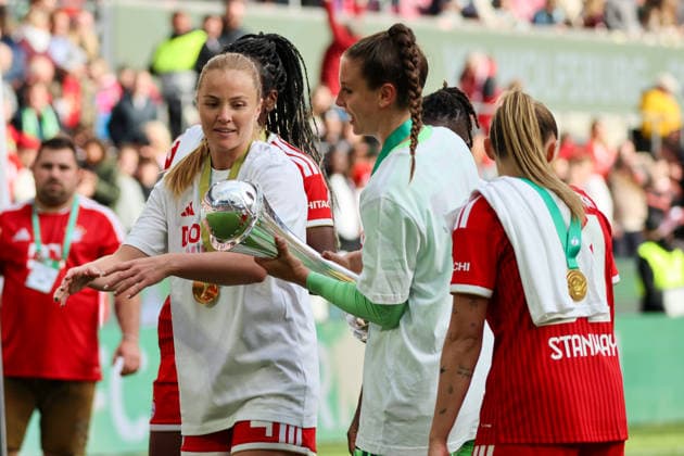 Köln, Deutschland: 14. Mai 2026 - 46. DFB Pokal Finale der Frauen 2026 - VfL Wolfsburg Frauen vs. FC Bayern München Frauen Im Bild: v.li. Glodis Perla Viggosdottir (FCB) und Torhüterin Ena Mahmutovic (FCB) Copyright: HMBxMedia MadeleinexFantini