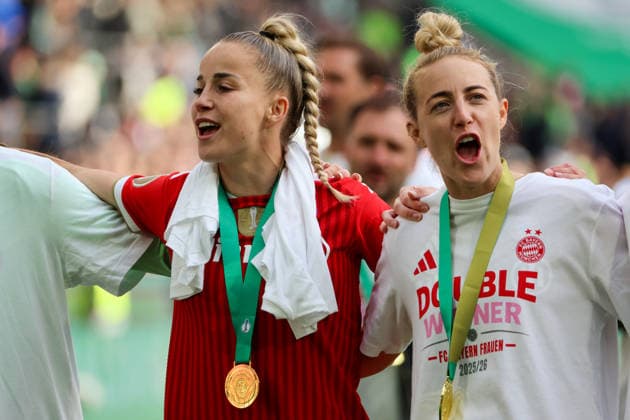 Köln, Deutschland: 14. Mai 2026 - 46. DFB Pokal Finale der Frauen 2026 - VfL Wolfsburg Frauen vs. FC Bayern München Frauen Im Bild: v.li. Giulia Gwinn (FCB) und Carolin Simon (FCB) Copyright: HMBxMedia MadeleinexFantini