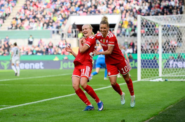 Jubel Pernille HARDER (M) nach Ihrem Tor zum 0:2, mit Linda DALLMANN r. (M). DFB-Pokal der Frauen Finale 2026, VfL Wolfsburg (WOB) - FC Bayern Muenchen (M) 0:4, am 14.05.2026 in Koeln Deutschland. DFB regulations prohibit any use of photographs as image sequences and or quasi-video Â