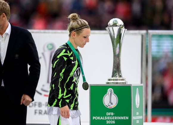 Siegerehrung, Svenja HUTH (WOB) geht am DFB Pokal vorbei. DFB-Pokal der Frauen Finale 2026, VfL Wolfsburg (WOB) - FC Bayern Muenchen (M) 0:4, am 14.05.2026 in Koeln Deutschland. DFB regulations prohibit any use of photographs as image sequences and or quasi-video Â