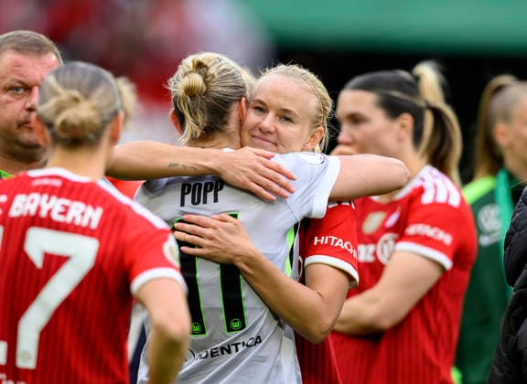 Pernille HARDER (M) umarmt Alexandra POPP (WOB) nach dem Spiel, Trost. DFB-Pokal der Frauen Finale 2026, VfL Wolfsburg (WOB) - FC Bayern Muenchen (M) 0:4, am 14.05.2026 in Koeln Deutschland. DFB regulations prohibit any use of photographs as image sequences and or quasi-video Â