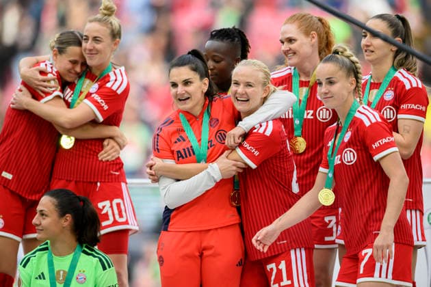 Siegerehrung, Jubel Team Bayern Muenchen, (r-l) Giulia GWINN (M), Pernille HARDER (M), Jovana DAMNJANOVIC (M) , Carolin SIMON (M), Klara BUEHL (Bühl) (M). DFB-Pokal der Frauen Finale 2026, VfL Wolfsburg (WOB) - FC Bayern Muenchen (M) 0:4, am 14.05.2026 in Koeln Deutschland. DFB regulations prohibit any use of photographs as image sequences and or quasi-video Â