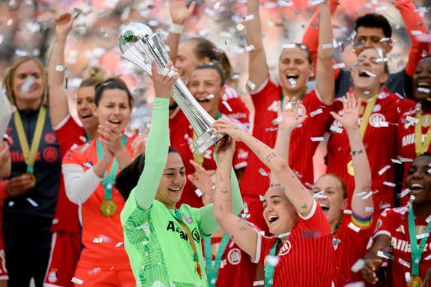 Siegerehrung, Jubel Torwart Torhueterin Maria Luisa GROHS (M) und Georgia STANWAY r. (M) mit dem Pokal DFB-Pokal der Frauen Finale 2026, VfL Wolfsburg (WOB) - FC Bayern Muenchen (M) 0:4, am 14.05.2026 in Koeln Deutschland. DFB regulations prohibit any use of photographs as image sequences and or quasi-video Â
