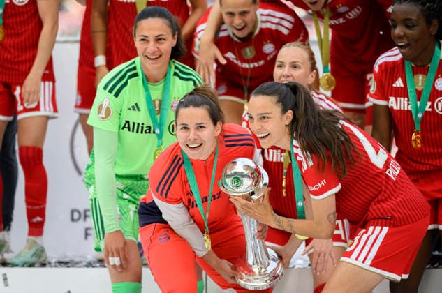 Siegerehrung, Jubel (l-r) Torwart Torhueterin Maria Luisa GROHS (M), Lena OBERDORF (M), Natalia PADILLA-BIDAS (M), mit dem Pokal DFB-Pokal der Frauen Finale 2026, VfL Wolfsburg (WOB) - FC Bayern Muenchen (M) 0:4, am 14.05.2026 in Koeln Deutschland. DFB regulations prohibit any use of photographs as image sequences and or quasi-video Â