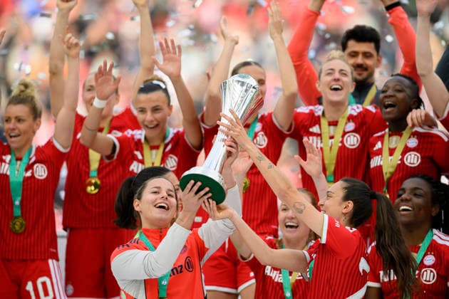 Siegerehrung, Jubel (l-r) Lena OBERDORF (M), Natalia PADILLA-BIDAS (M) mit dem Pokal DFB-Pokal der Frauen Finale 2026, VfL Wolfsburg (WOB) - FC Bayern Muenchen (M) 0:4, am 14.05.2026 in Koeln Deutschland. DFB regulations prohibit any use of photographs as image sequences and or quasi-video Â