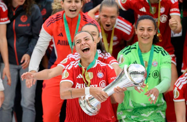 Siegerehrung, Jubel Arianna CARUSO (M) mit dem Pokal DFB-Pokal der Frauen Finale 2026, VfL Wolfsburg (WOB) - FC Bayern Muenchen (M) 0:4, am 14.05.2026 in Koeln Deutschland. DFB regulations prohibit any use of photographs as image sequences and or quasi-video Â