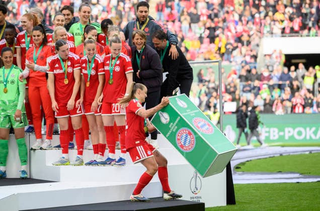 Siegerehrung, Georgia STANWAY (M) räumt eine Stelle aus dem Weg. DFB-Pokal der Frauen Finale 2026, VfL Wolfsburg (WOB) - FC Bayern Muenchen (M) 0:4, am 14.05.2026 in Koeln Deutschland. DFB regulations prohibit any use of photographs as image sequences and or quasi-video Â