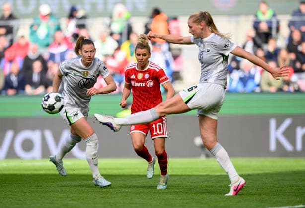 (l-r) Sarai LINDER (WOB), Linda DALLMANN (M), Camilla KUEVER (KÜVER) (WOB) Aktion, Zweikampf. DFB-Pokal der Frauen Finale 2026, VfL Wolfsburg (WOB) - FC Bayern Muenchen (M) 0:4, am 14.05.2026 in Koeln Deutschland. DFB regulations prohibit any use of photographs as image sequences and or quasi-video Â