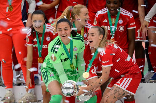 Siegerehrung, Jubel Torwart Torhueterin Maria Luisa GROHS (M) und Georgia STANWAY r. (M) mit dem Pokal DFB-Pokal der Frauen Finale 2026, VfL Wolfsburg (WOB) - FC Bayern Muenchen (M) 0:4, am 14.05.2026 in Koeln Deutschland. DFB regulations prohibit any use of photographs as image sequences and or quasi-video Â
