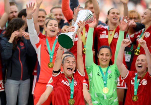 Siegerehrung, Jubel Arianna CARUSO (M) mit dem Pokal DFB-Pokal der Frauen Finale 2026, VfL Wolfsburg (WOB) - FC Bayern Muenchen (M) 0:4, am 14.05.2026 in Koeln Deutschland. DFB regulations prohibit any use of photographs as image sequences and or quasi-video Â