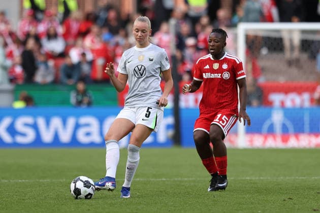 2026.05.14, xkwix, Fußball, Finale DFB-Pokal Frauen, VfL Wolfsburg - FC Bayern München, Saison 2025 2026, Rhein-Energie-Stadion in Köln: Ella Peddemors (VfL Wolfsburg Frauen 5) im Zweikampf gegen Bernadette Amani (FC Bayern München Frauen 15) DFB regulations prohibit any use of photographs as image sequences and or quasi-video. Photo: xKamilxWilkowskixPressefotoKochx Nordrhein-Westfalen Deutschland