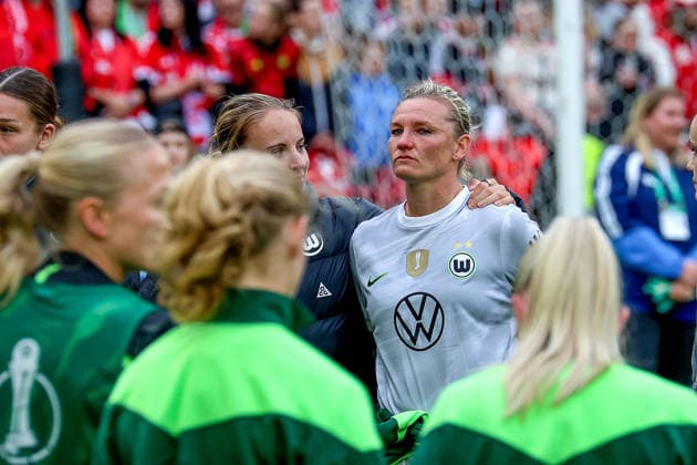 2026.05.14, xsscx, Fußball, Finale DFB-Pokal Frauen, VfL Wolfsburg - FC Bayern München, Saison 2025 2026, Rhein-Energie-Stadion in Köln: Luca Papp (VfL Wolfsburg 13) tröstet Alexandra Popp (VfL Wolfsburg 11) nach der Niederlage DFB regulations prohibit any use of photographs as image sequences and or quasi-video. Photo: xSandraxScherningxPressefotoKochx Nordrhein-Westfalen Germany