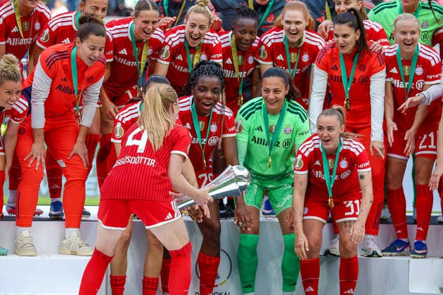 2026.05.14, xsscx, Fußball, Finale DFB-Pokal Frauen, VfL Wolfsburg - FC Bayern München, Saison 2025 2026, Rhein-Energie-Stadion in Köln: Die Mannschaft vom FC Bayern München feiert ihren Sieg im DFB-Pokal Finale mit Glodis Perla Viggosdottir (FC Bayern München 4), Edna Imade (FC Bayern München 29), Maria Luisa Grohs (FC Bayern München 1), Georgia Stanway (FC Bayern München 31) DFB regulations prohibit any use of photographs as image sequences and or quasi-video. Photo: xSandraxScherningxPressefotoKochx Nordrhein-Westfalen Germany