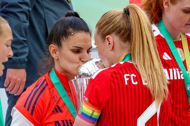 2026.05.14, xsscx, Fußball, Finale DFB-Pokal Frauen, VfL Wolfsburg - FC Bayern München, Saison 2025 2026, Rhein-Energie-Stadion in Köln: Die Mannschaft vom FC Bayern München feiert ihren Sieg im DFB-Pokal Finale mit Jovana Damnjanovic (FC Bayern München 9), Glodis Perla Viggosdottir (FC Bayern München 4) DFB regulations prohibit any use of photographs as image sequences and or quasi-video. Photo: xSandraxScherningxPressefotoKochx Nordrhein-Westfalen Germany
