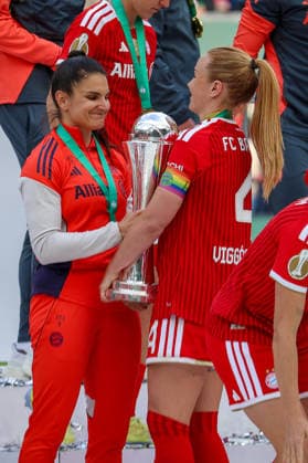 2026.05.14, xsscx, Fußball, Finale DFB-Pokal Frauen, VfL Wolfsburg - FC Bayern München, Saison 2025 2026, Rhein-Energie-Stadion in Köln: Die Mannschaft vom FC Bayern München feiert ihren Sieg im DFB-Pokal Finale mit Jovana Damnjanovic (FC Bayern München 9), Glodis Perla Viggosdottir (FC Bayern München 4) DFB regulations prohibit any use of photographs as image sequences and or quasi-video. Photo: xSandraxScherningxPressefotoKochx Nordrhein-Westfalen Germany