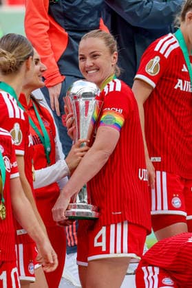 2026.05.14, xsscx, Fußball, Finale DFB-Pokal Frauen, VfL Wolfsburg - FC Bayern München, Saison 2025 2026, Rhein-Energie-Stadion in Köln: Die Mannschaft vom FC Bayern München feiert ihren Sieg im DFB-Pokal Finale mit Glodis Perla Viggosdottir (FC Bayern München 4) DFB regulations prohibit any use of photographs as image sequences and or quasi-video. Photo: xSandraxScherningxPressefotoKochx Nordrhein-Westfalen Germany