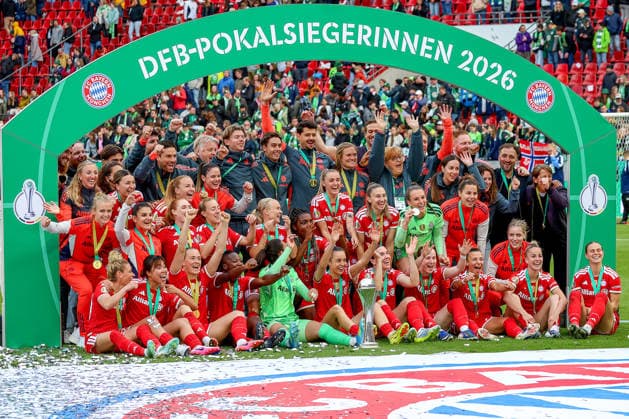 2026.05.14, xsscx, Fußball, Finale DFB-Pokal Frauen, VfL Wolfsburg - FC Bayern München, Saison 2025 2026, Rhein-Energie-Stadion in Köln: Die Mannschaft vom FC Bayern München bei der Siegerehrung im DFB-Pokal Finale DFB regulations prohibit any use of photographs as image sequences and or quasi-video. Photo: xSandraxScherningxPressefotoKochx Nordrhein-Westfalen Germany