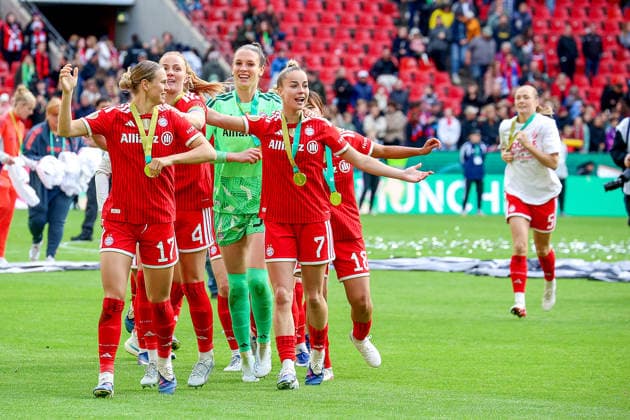 2026.05.14, xsscx, Fußball, Finale DFB-Pokal Frauen, VfL Wolfsburg - FC Bayern München, Saison 2025 2026, Rhein-Energie-Stadion in Köln: Die Mannschaft vom FC Bayern München feiert ihren Sieg im DFB-Pokal Finale mit Klara Bühl (FC Bayern München 17), Glodis Perla Viggosdottir (FC Bayern München 4), Ena Mahmutovic (FC Bayern München 32), Giulia Gwinn (FC Bayern München 7), Momoko Tanikawa (FC Bayern München 18) DFB regulations prohibit any use of photographs as image sequences and or quasi-video. Photo: xSandraxScherningxPressefotoKochx Nordrhein-Westfalen Germany