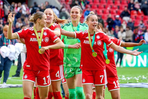 2026.05.14, xsscx, Fußball, Finale DFB-Pokal Frauen, VfL Wolfsburg - FC Bayern München, Saison 2025 2026, Rhein-Energie-Stadion in Köln: Die Mannschaft vom FC Bayern München feiert ihren Sieg im DFB-Pokal Finale mit Klara Bühl (FC Bayern München 17), Glodis Perla Viggosdottir (FC Bayern München 4), Ena Mahmutovic (FC Bayern München 32), Giulia Gwinn (FC Bayern München 7), Momoko Tanikawa (FC Bayern München 18) DFB regulations prohibit any use of photographs as image sequences and or quasi-video. Photo: xSandraxScherningxPressefotoKochx Nordrhein-Westfalen Germany