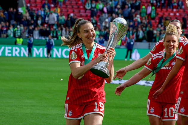 2026.05.14, xsscx, Fußball, Finale DFB-Pokal Frauen, VfL Wolfsburg - FC Bayern München, Saison 2025 2026, Rhein-Energie-Stadion in Köln: Die Mannschaft vom FC Bayern München feiert ihren Sieg im DFB-Pokal Finale mit Katharina Naschenweng (FC Bayern München 19), Linda Dallmann (FC Bayern München 10) DFB regulations prohibit any use of photographs as image sequences and or quasi-video. Photo: xSandraxScherningxPressefotoKochx Nordrhein-Westfalen Germany