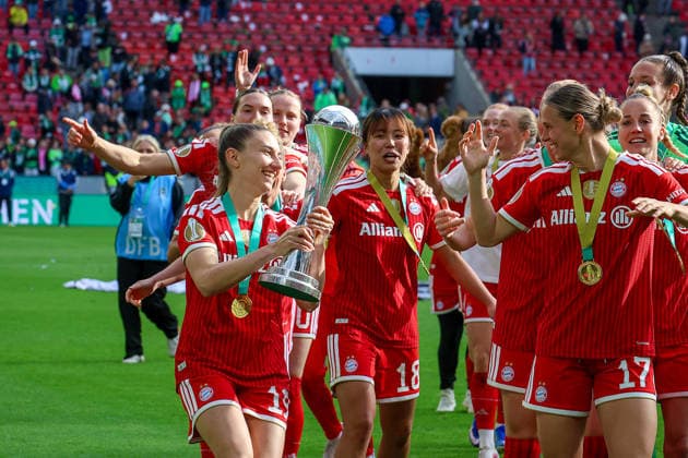 2026.05.14, xsscx, Fußball, Finale DFB-Pokal Frauen, VfL Wolfsburg - FC Bayern München, Saison 2025 2026, Rhein-Energie-Stadion in Köln: Die Mannschaft vom FC Bayern München feiert ihren Sieg im DFB-Pokal Finale mit Katharina Naschenweng (FC Bayern München 19), Momoko Tanikawa (FC Bayern München 18), Klara Bühl (FC Bayern München 17) DFB regulations prohibit any use of photographs as image sequences and or quasi-video. Photo: xSandraxScherningxPressefotoKochx Nordrhein-Westfalen Germany