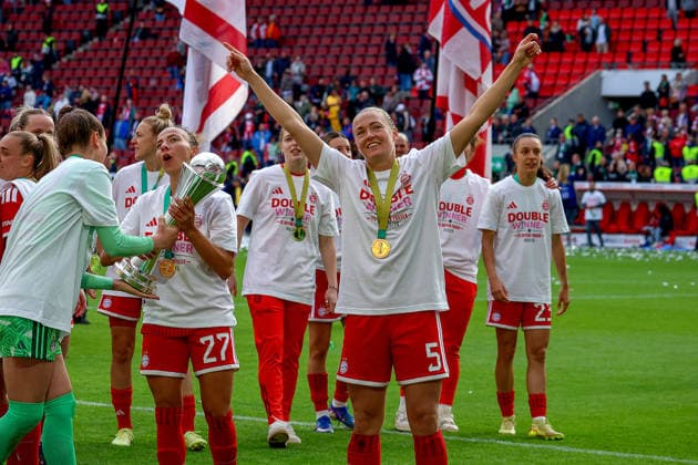 2026.05.14, xsscx, Fußball, Finale DFB-Pokal Frauen, VfL Wolfsburg - FC Bayern München, Saison 2025 2026, Rhein-Energie-Stadion in Köln: Die Mannschaft vom FC Bayern München feiert ihren Sieg im DFB-Pokal Finale mit Ena Mahmutovic (FC Bayern München 32), Arianna Caruso (FC Bayern München 27), Magdalena Eriksson (FC Bayern München 5) DFB regulations prohibit any use of photographs as image sequences and or quasi-video. Photo: xSandraxScherningxPressefotoKochx Nordrhein-Westfalen Germany