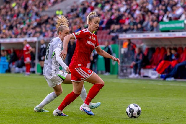 Köln, Deutschland 14. Mai 2025: DFB-Pokal Frauen - 2025 2026 - Finale - VfL Wolfsburg gegen FC Bayern München Im Bild: v. li. im Zweikampf Vivien Endemann (VfL) und Giulia Gwinn (FCB) DFB regulations prohibit any use of photographs as image sequences and or quasi-video RheinEnergieStadion Nordrhein Westfalen Copyright: xFotostandx xSchäferx