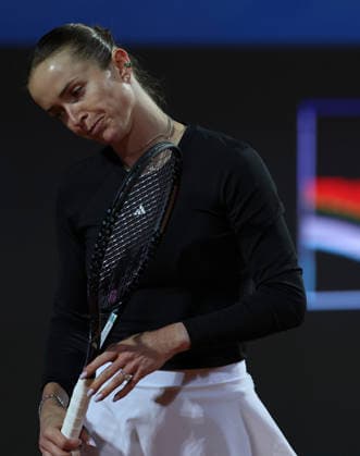 (260515) -- ROME, May 15, 2026 -- Elina Svitolina of Ukraine reacts after losing a point during the women s singles semifinal match between Elina Svitolina of Ukraine and Iga Swiatek of Poland at the WTA, Tennis Damen Italian Open in Rome, Italy, May 14, 2026. ) (SP)ITALY-ROME-TENNIS-WTA-ITALIAN OPEN-ELINA SVITOLINA VS IGA SWIATEK LixJing 
