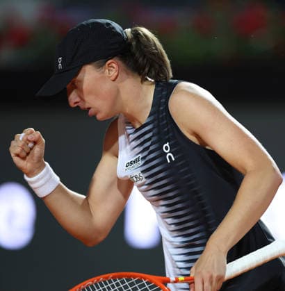 (260515) -- ROME, May 15, 2026 -- Iga Swiatek of Poland celebrates a point during the women s singles semifinal match between Elina Svitolina of Ukraine and Iga Swiatek of Poland at the WTA, Tennis Damen Italian Open in Rome, Italy, May 14, 2026. ) (SP)ITALY-ROME-TENNIS-WTA-ITALIAN OPEN-ELINA SVITOLINA VS IGA SWIATEK LixJing 