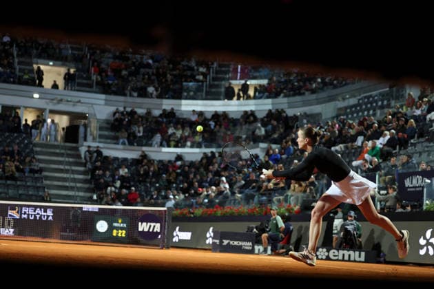 (260515) -- ROME, May 15, 2026 -- Elina Svitolina of Ukraine hits a return during the women s singles semifinal match between Elina Svitolina of Ukraine and Iga Swiatek of Poland at the WTA, Tennis Damen Italian Open in Rome, Italy, May 14, 2026. ) (SP)ITALY-ROME-TENNIS-WTA-ITALIAN OPEN-ELINA SVITOLINA VS IGA SWIATEK LixJing 