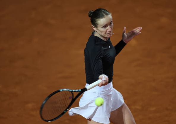 (260515) -- ROME, May 15, 2026 -- Elina Svitolina of Ukraine hits a return during the women s singles semifinal match between Elina Svitolina of Ukraine and Iga Swiatek of Poland at the WTA, Tennis Damen Italian Open in Rome, Italy, May 14, 2026. ) (SP)ITALY-ROME-TENNIS-WTA-ITALIAN OPEN-ELINA SVITOLINA VS IGA SWIATEK LixJing 
